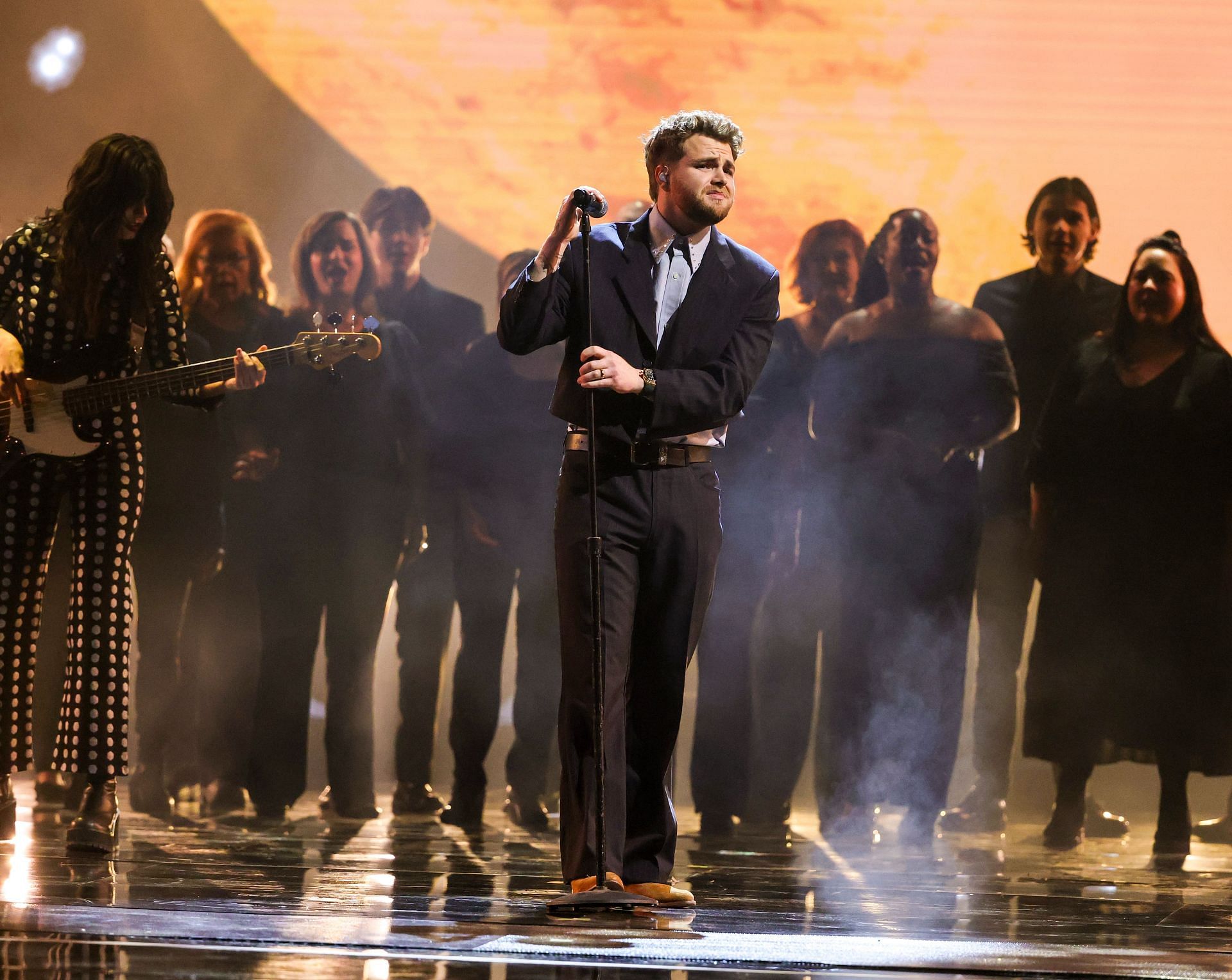 Warren on stage at the 2025 American Music Awards (Image via Getty)